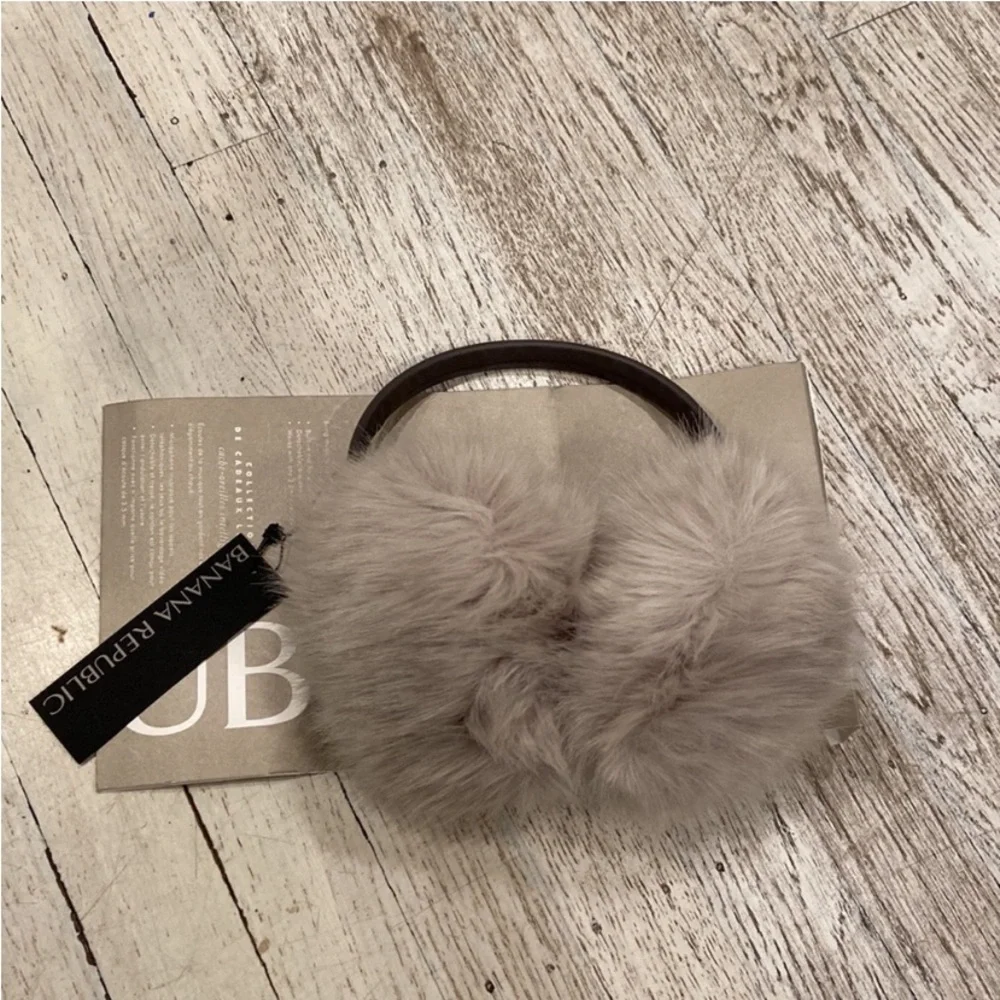 BANANA REPUBLIC Faux fur light grey earmuffs WITH HEADPHONES PORTS
NO CORD - Picture 1 of 8